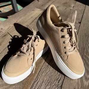 UGG Zilo Suede Sneakers sz 9 NEW